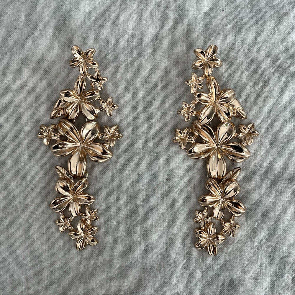 🖤3 for 30🖤 H&M Gold Floral Earrings